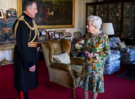 محبي الملكة اليزابيث قلقون على حياتها بعد صورة يديها